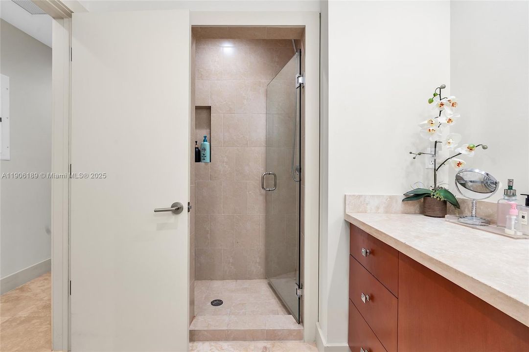 出租: $26,000 (5 贝兹, 5 浴室, 3836 平方英尺)