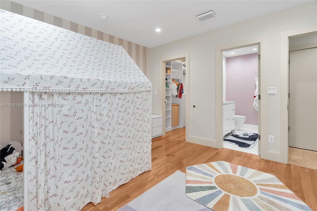 出租: $26,000 (5 贝兹, 5 浴室, 3836 平方英尺)