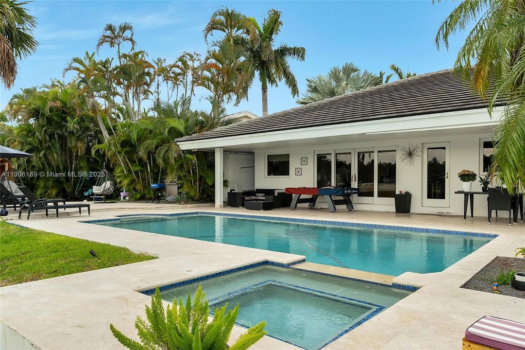 出租: $26,000 (5 贝兹, 5 浴室, 3836 平方英尺)