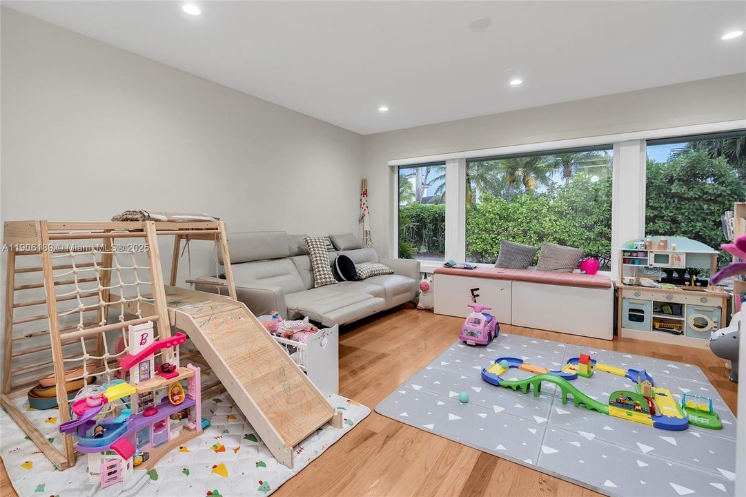 出租: $26,000 (5 贝兹, 5 浴室, 3836 平方英尺)