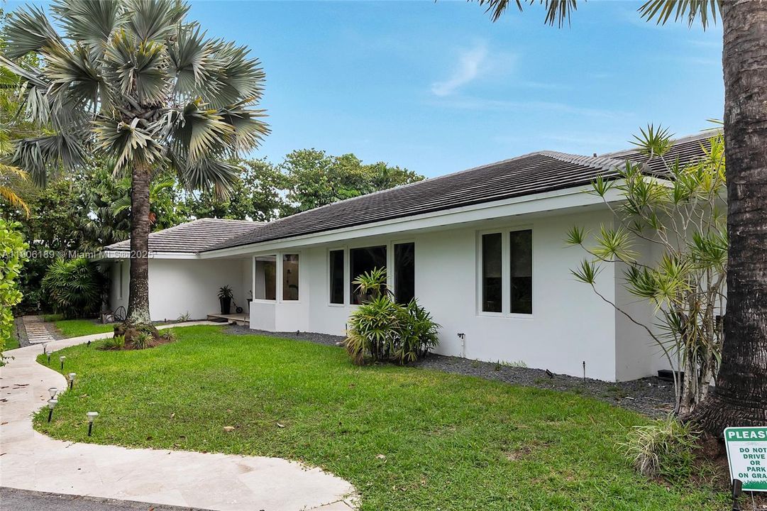 出租: $26,000 (5 贝兹, 5 浴室, 3836 平方英尺)