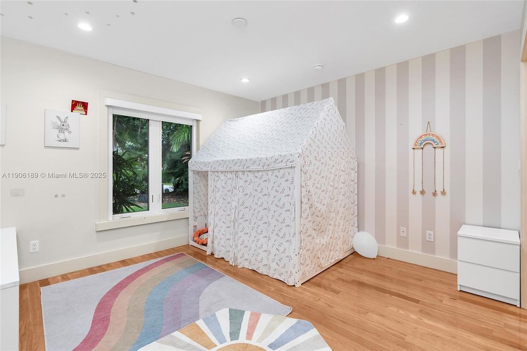 出租: $26,000 (5 贝兹, 5 浴室, 3836 平方英尺)