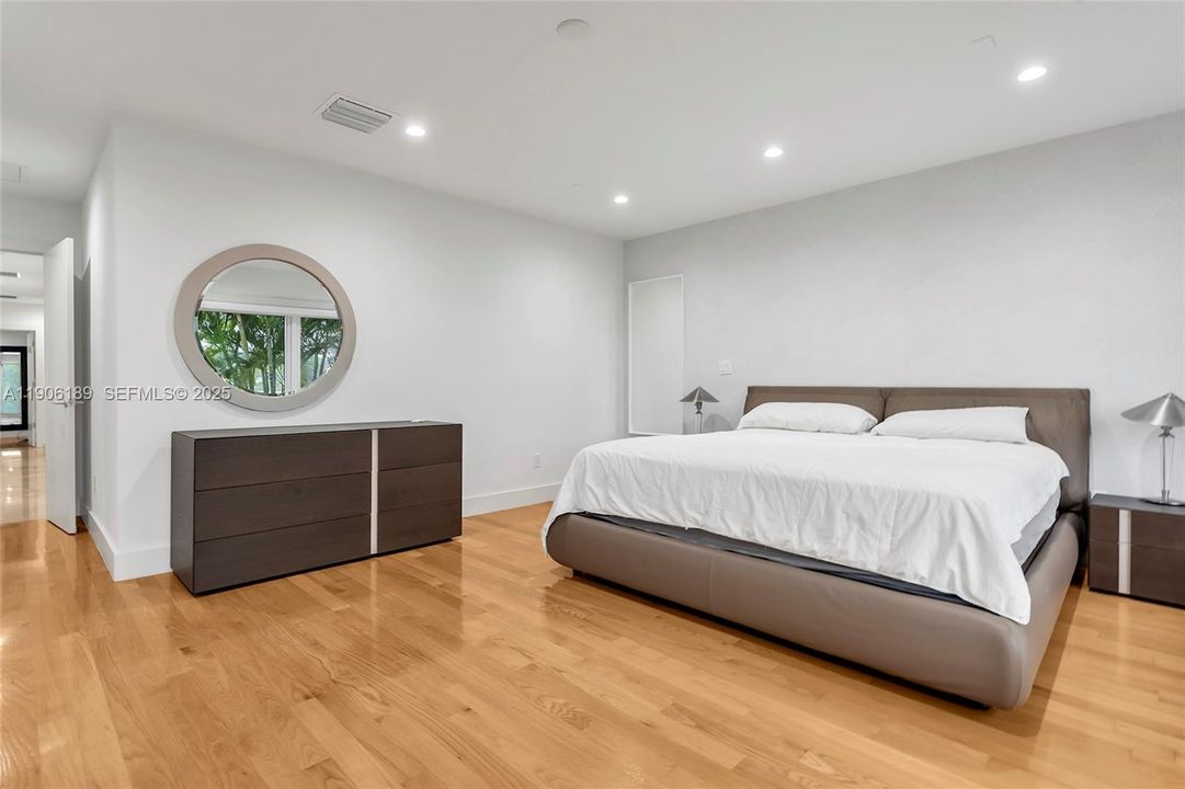 出租: $26,000 (5 贝兹, 5 浴室, 3836 平方英尺)