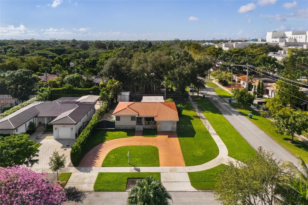 На продажу: $1,229,000 (0.25 acres)