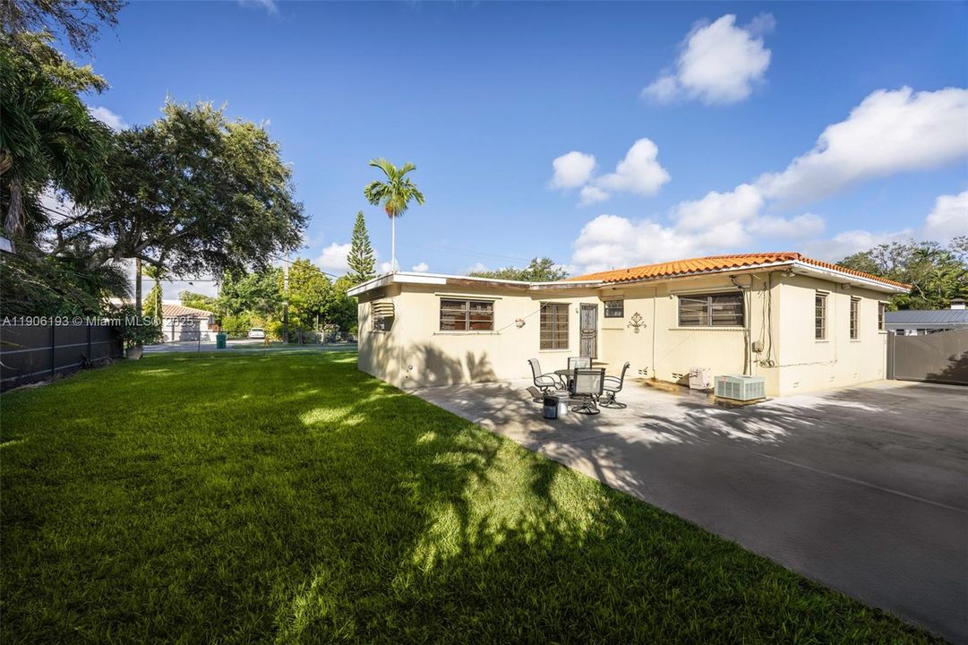 На продажу: $1,229,000 (0.25 acres)