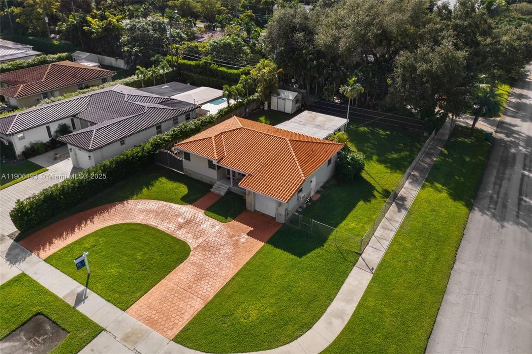 На продажу: $1,229,000 (0.25 acres)