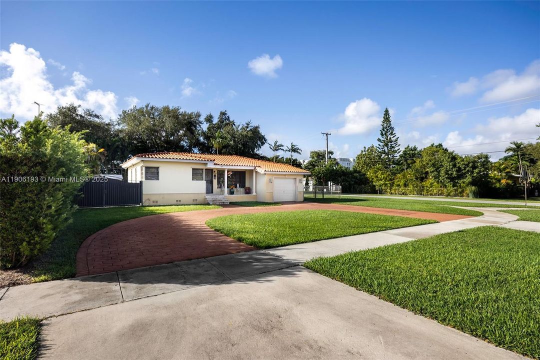 На продажу: $1,229,000 (0.25 acres)