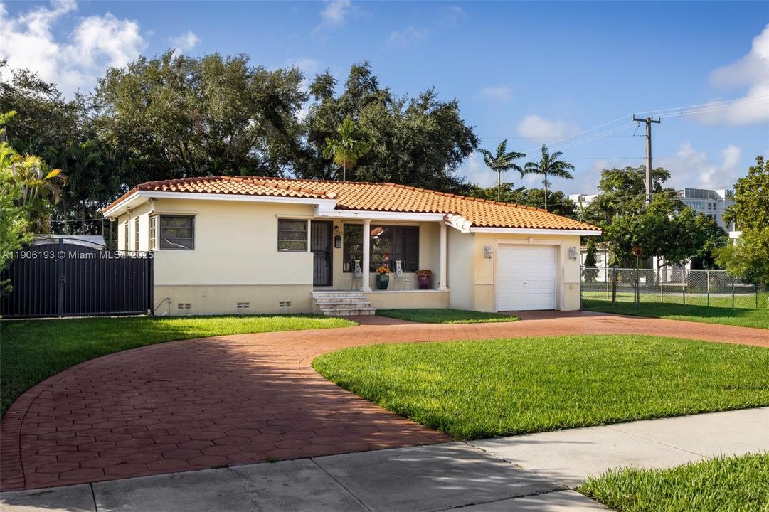 На продажу: $1,229,000 (0.25 acres)