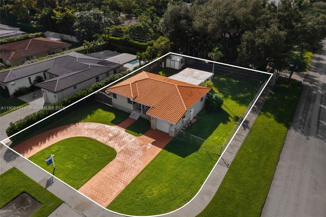 На продажу: $1,229,000 (0.25 acres)