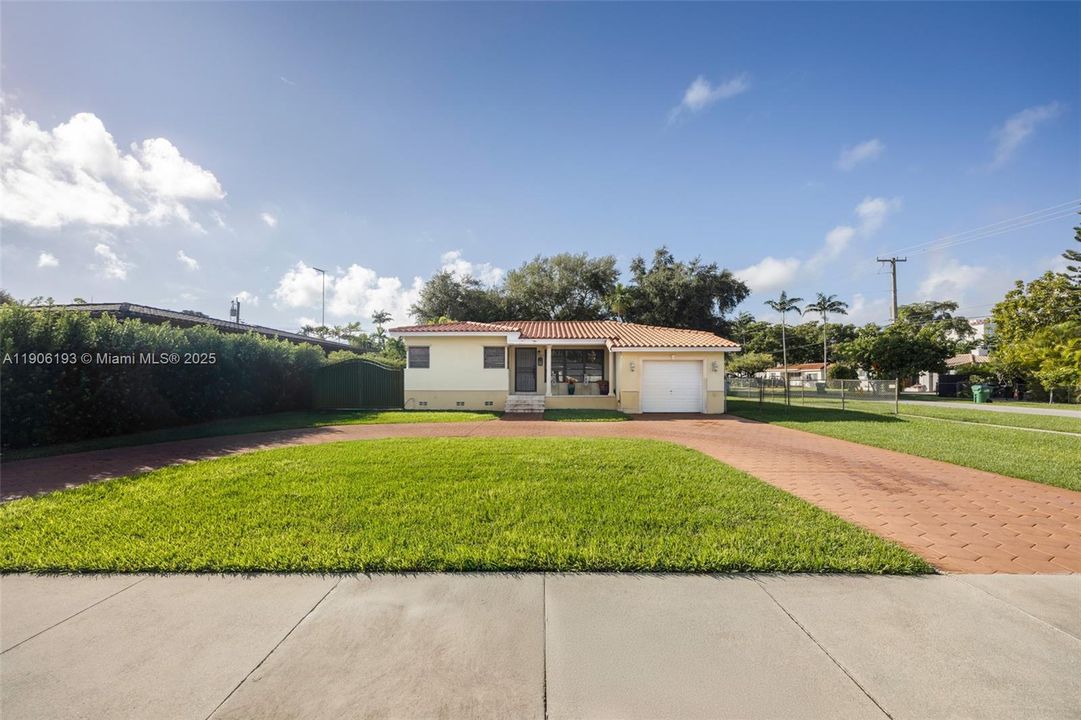 На продажу: $1,229,000 (0.25 acres)