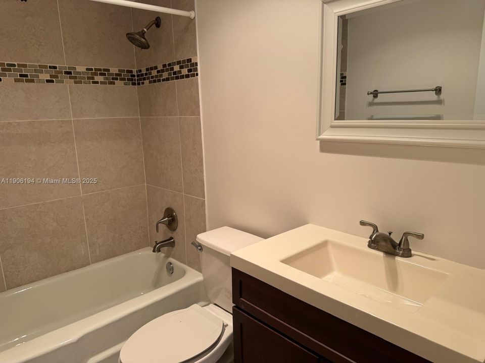 Active With Contract: $2,050 (2 beds, 2 baths, 871 Square Feet)