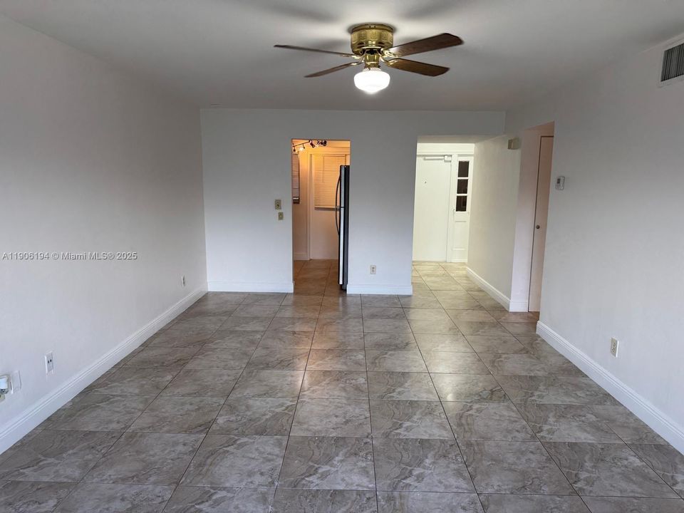 Active With Contract: $2,050 (2 beds, 2 baths, 871 Square Feet)