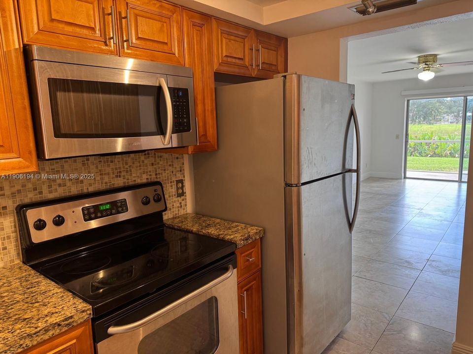 Active With Contract: $2,050 (2 beds, 2 baths, 871 Square Feet)