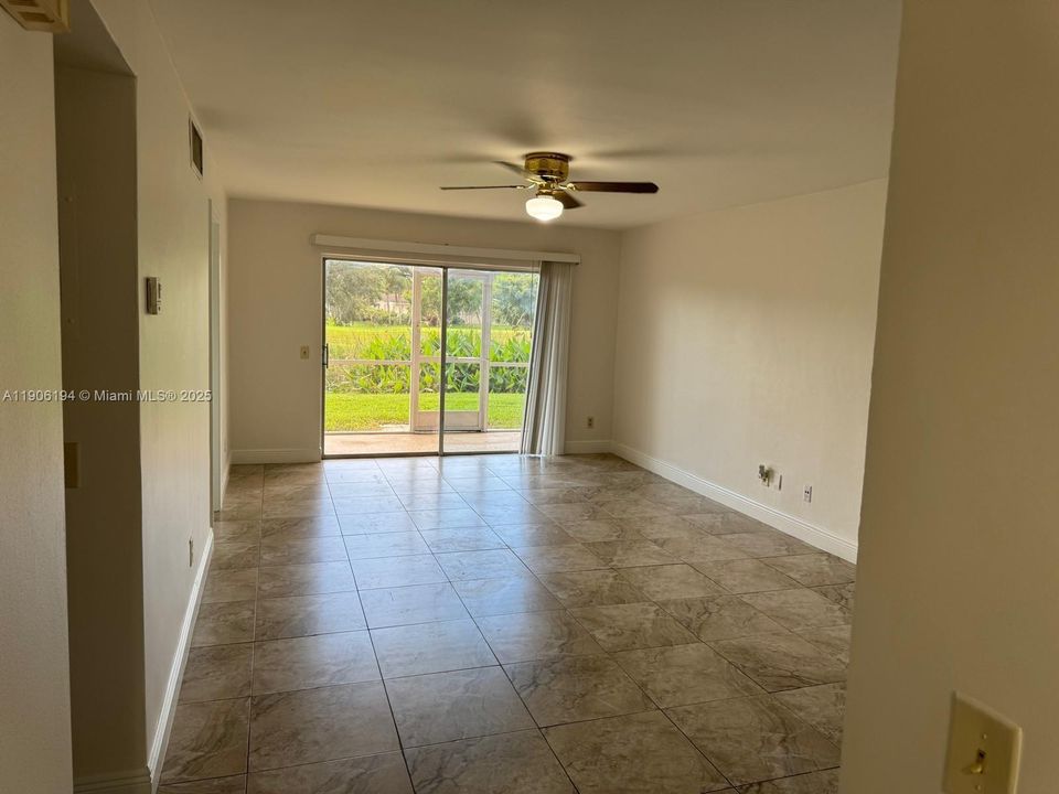 Active With Contract: $2,050 (2 beds, 2 baths, 871 Square Feet)