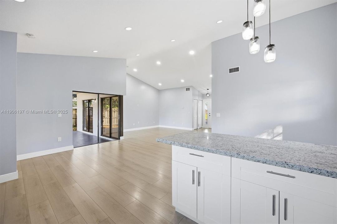 出租: $2,950 (3 贝兹, 2 浴室, 1379 平方英尺)