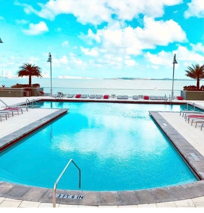 For Sale: $450,000 (1 beds, 1 baths, 760 Square Feet)