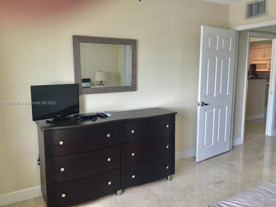 For Sale: $450,000 (1 beds, 1 baths, 760 Square Feet)