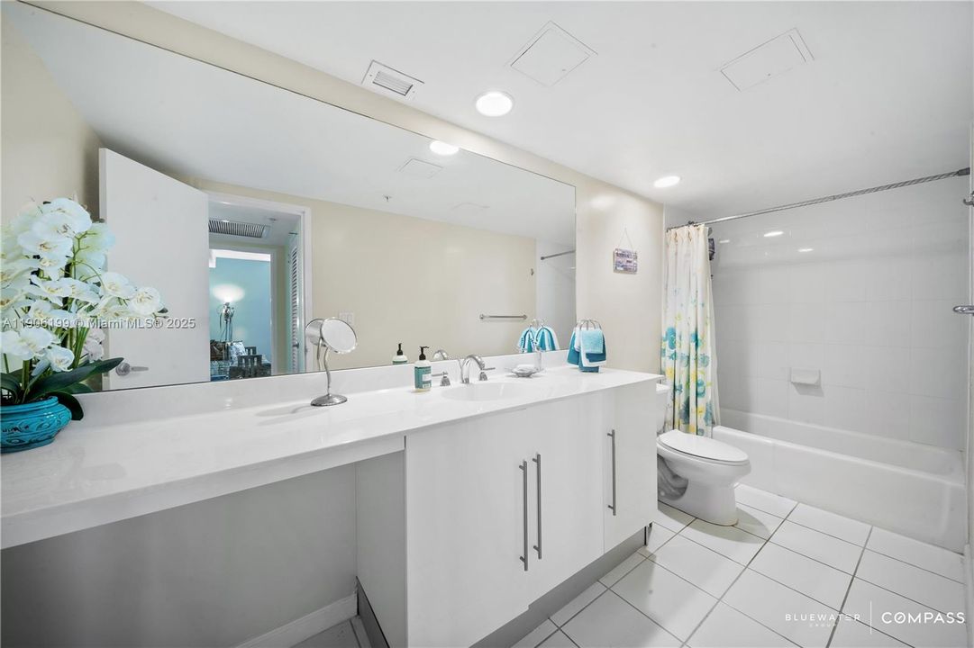 待售: $425,000 (2 贝兹, 2 浴室, 1212 平方英尺)