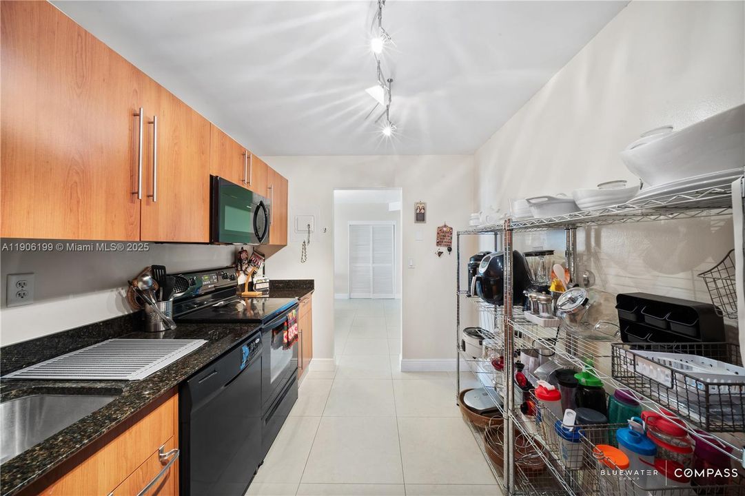 待售: $425,000 (2 贝兹, 2 浴室, 1212 平方英尺)