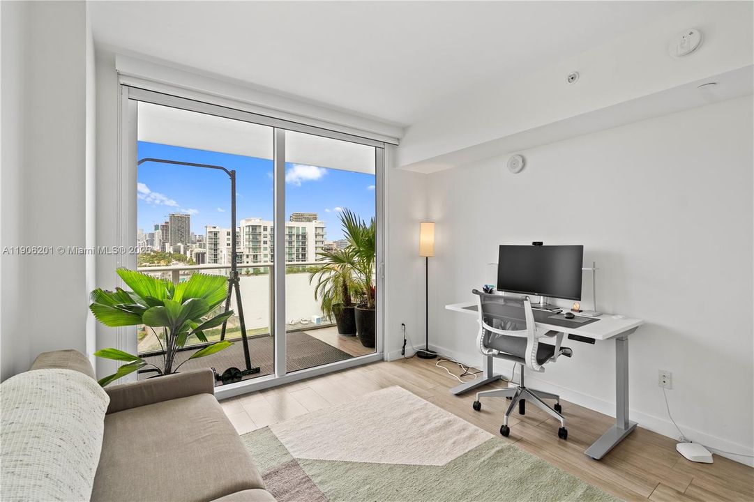 出租: $4,200 (2 贝兹, 2 浴室, 951 平方英尺)