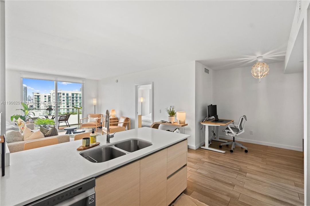 出租: $4,200 (2 贝兹, 2 浴室, 951 平方英尺)