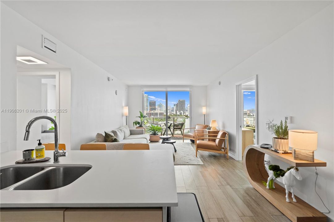 出租: $4,200 (2 贝兹, 2 浴室, 951 平方英尺)