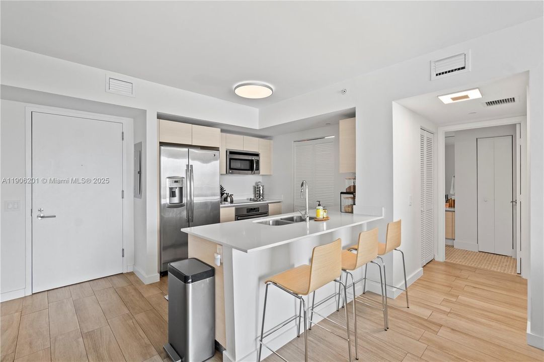 出租: $4,200 (2 贝兹, 2 浴室, 951 平方英尺)