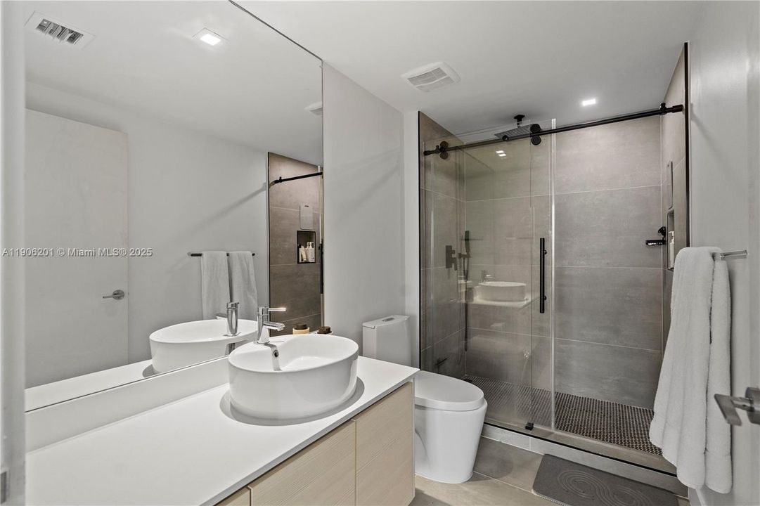 出租: $4,200 (2 贝兹, 2 浴室, 951 平方英尺)