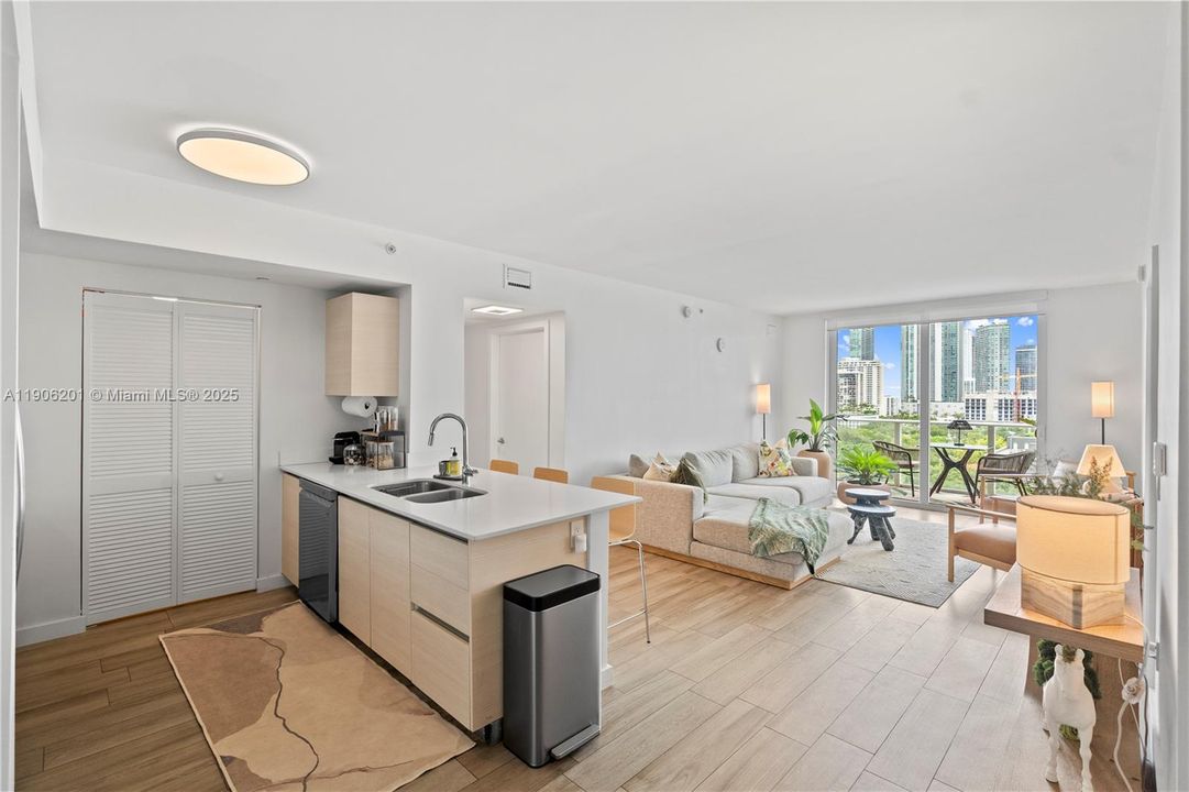 出租: $4,200 (2 贝兹, 2 浴室, 951 平方英尺)