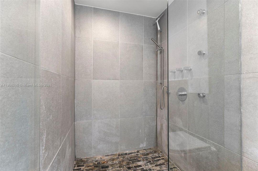 Recently Rented: $3,850 (1 beds, 1 baths, 969 Square Feet)