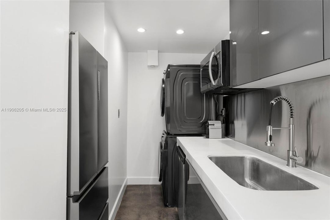 Recently Rented: $3,850 (1 beds, 1 baths, 969 Square Feet)