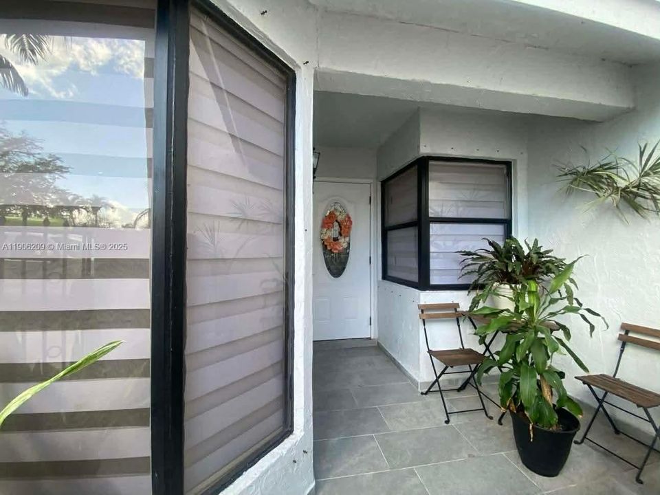 合同活跃: $320,000 (3 贝兹, 2 浴室, 1125 平方英尺)