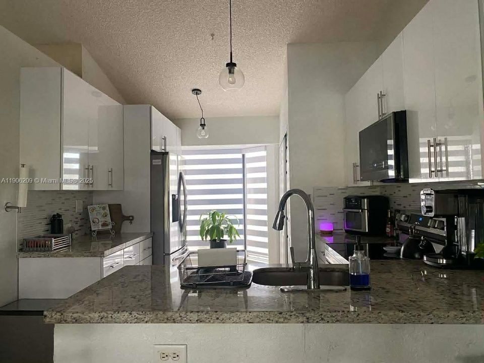 合同活跃: $320,000 (3 贝兹, 2 浴室, 1125 平方英尺)