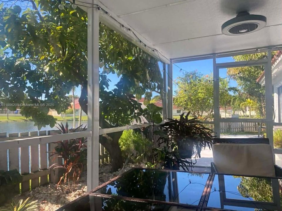 合同活跃: $320,000 (3 贝兹, 2 浴室, 1125 平方英尺)