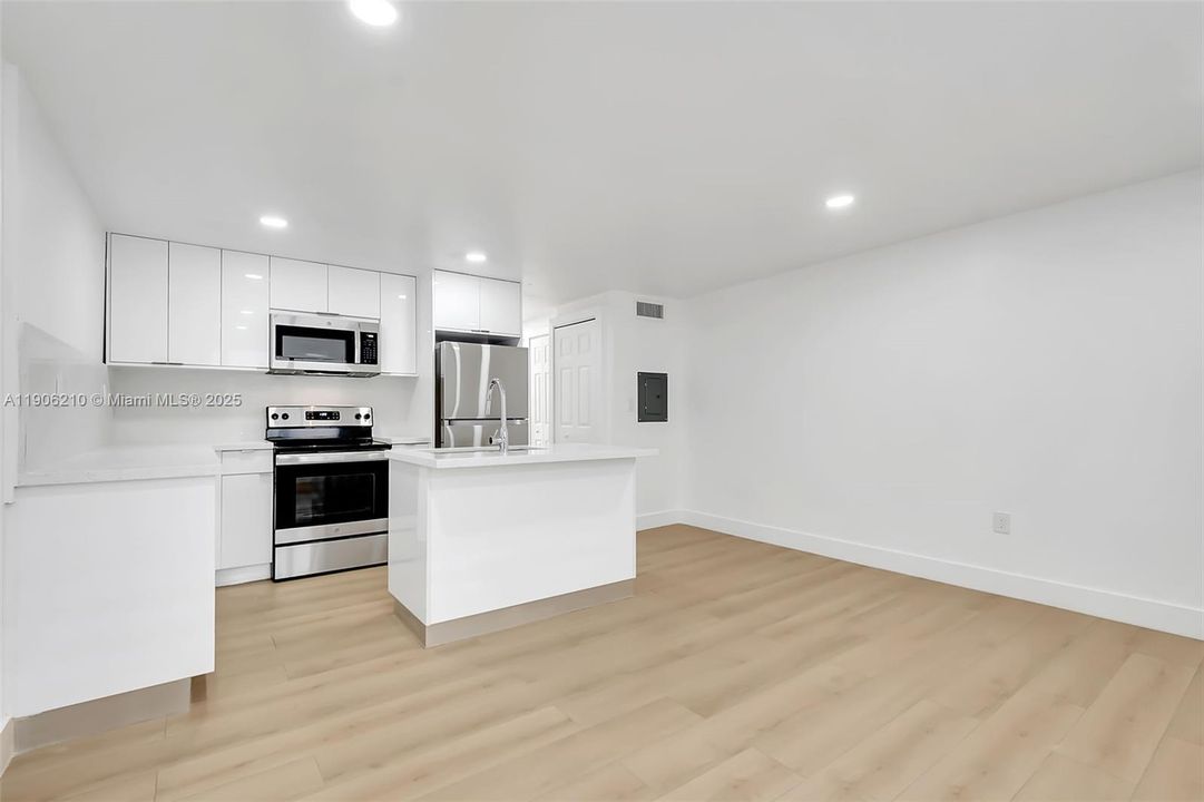 Recently Rented: $2,100 (1 beds, 1 baths, 7432 Square Feet)