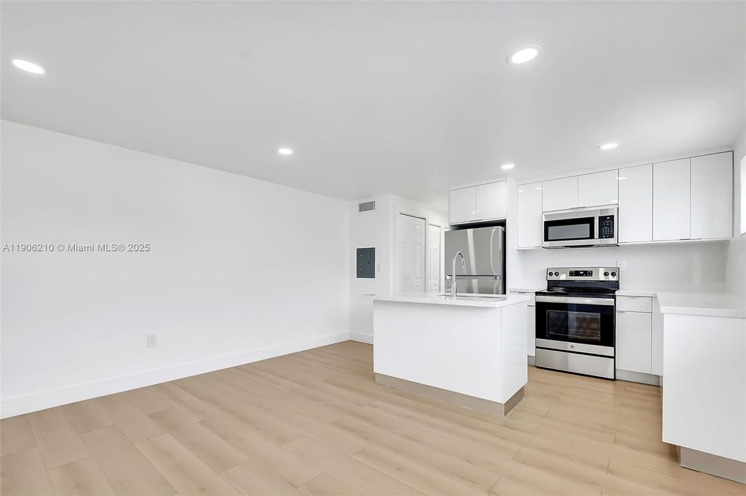 Recently Rented: $2,100 (1 beds, 1 baths, 7432 Square Feet)