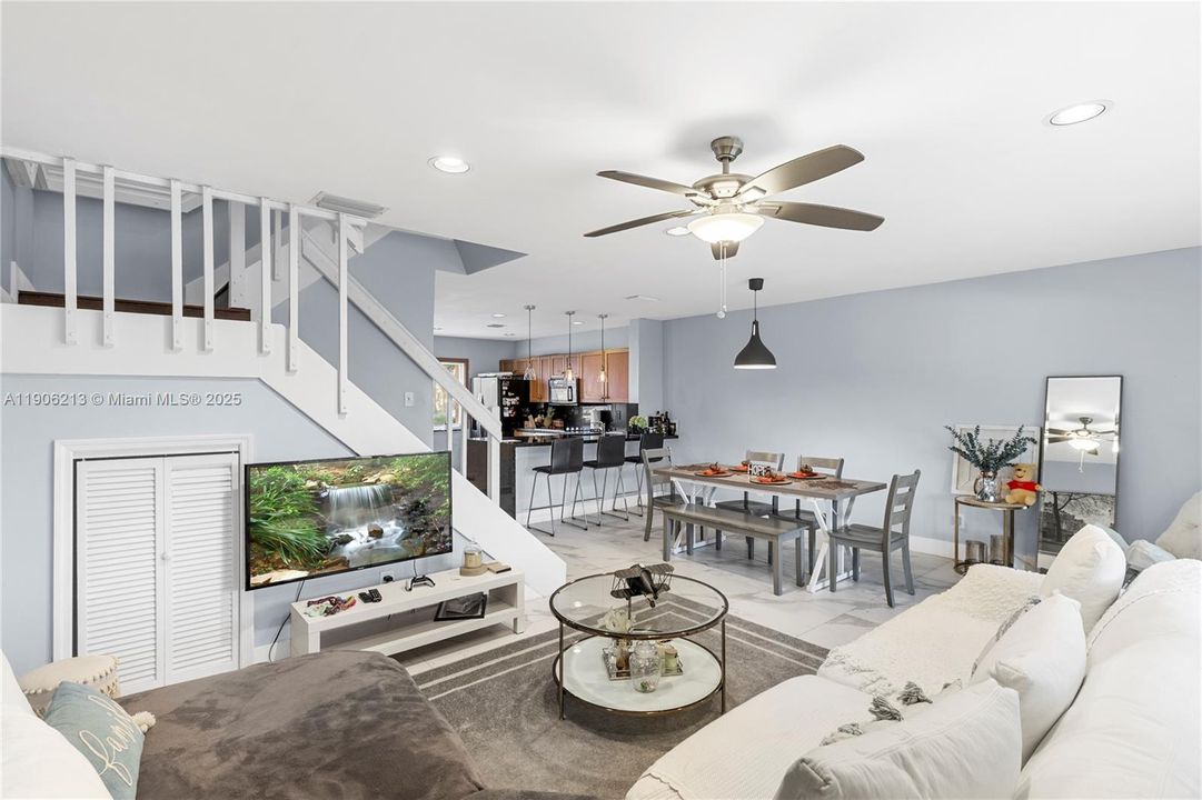 For Sale: $440,000 (2 beds, 2 baths, 1361 Square Feet)