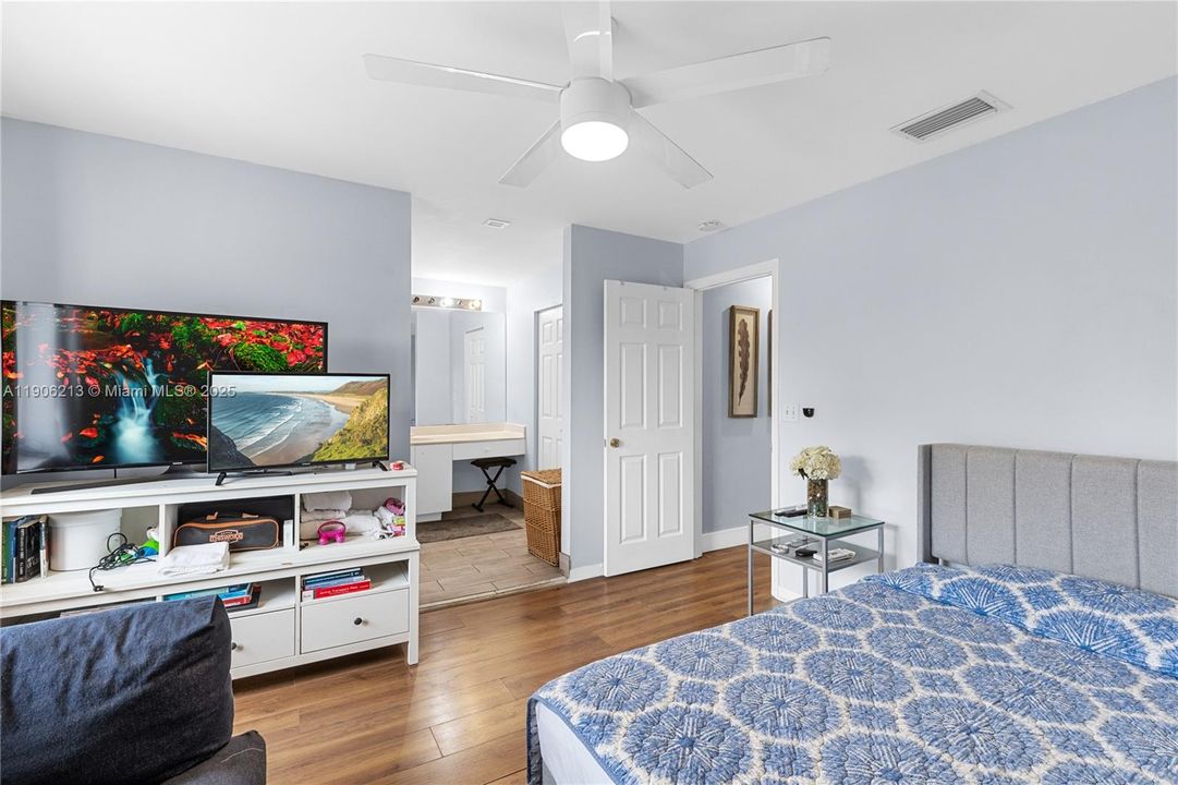 For Sale: $440,000 (2 beds, 2 baths, 1361 Square Feet)