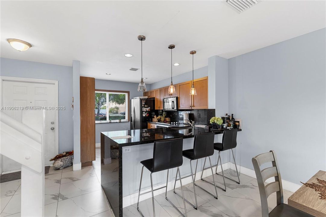 For Sale: $440,000 (2 beds, 2 baths, 1361 Square Feet)