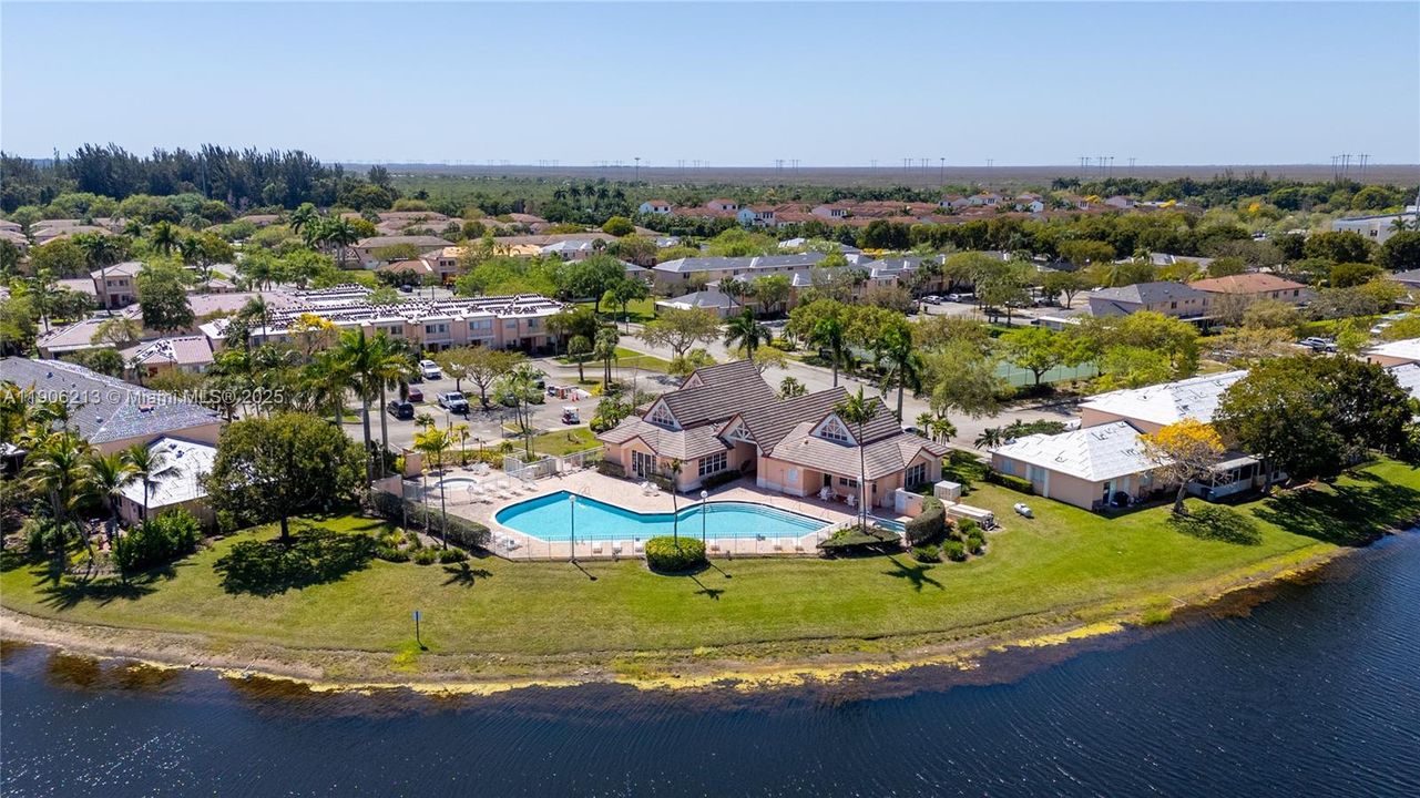 For Sale: $440,000 (2 beds, 2 baths, 1361 Square Feet)