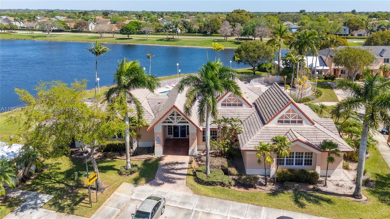 For Sale: $440,000 (2 beds, 2 baths, 1361 Square Feet)