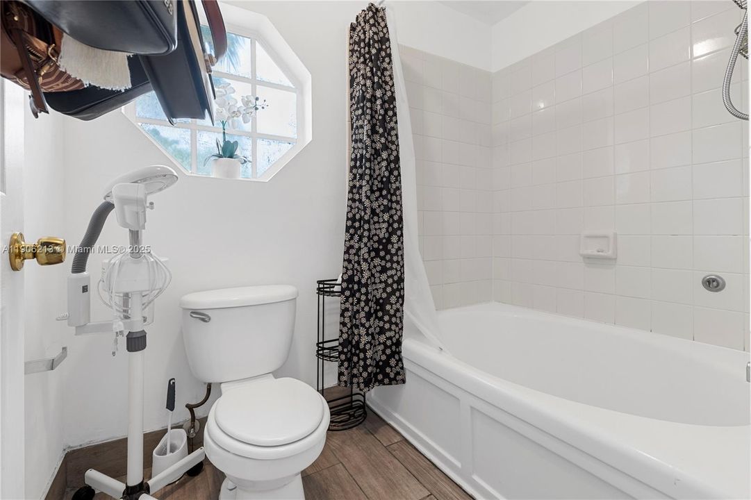 For Sale: $440,000 (2 beds, 2 baths, 1361 Square Feet)