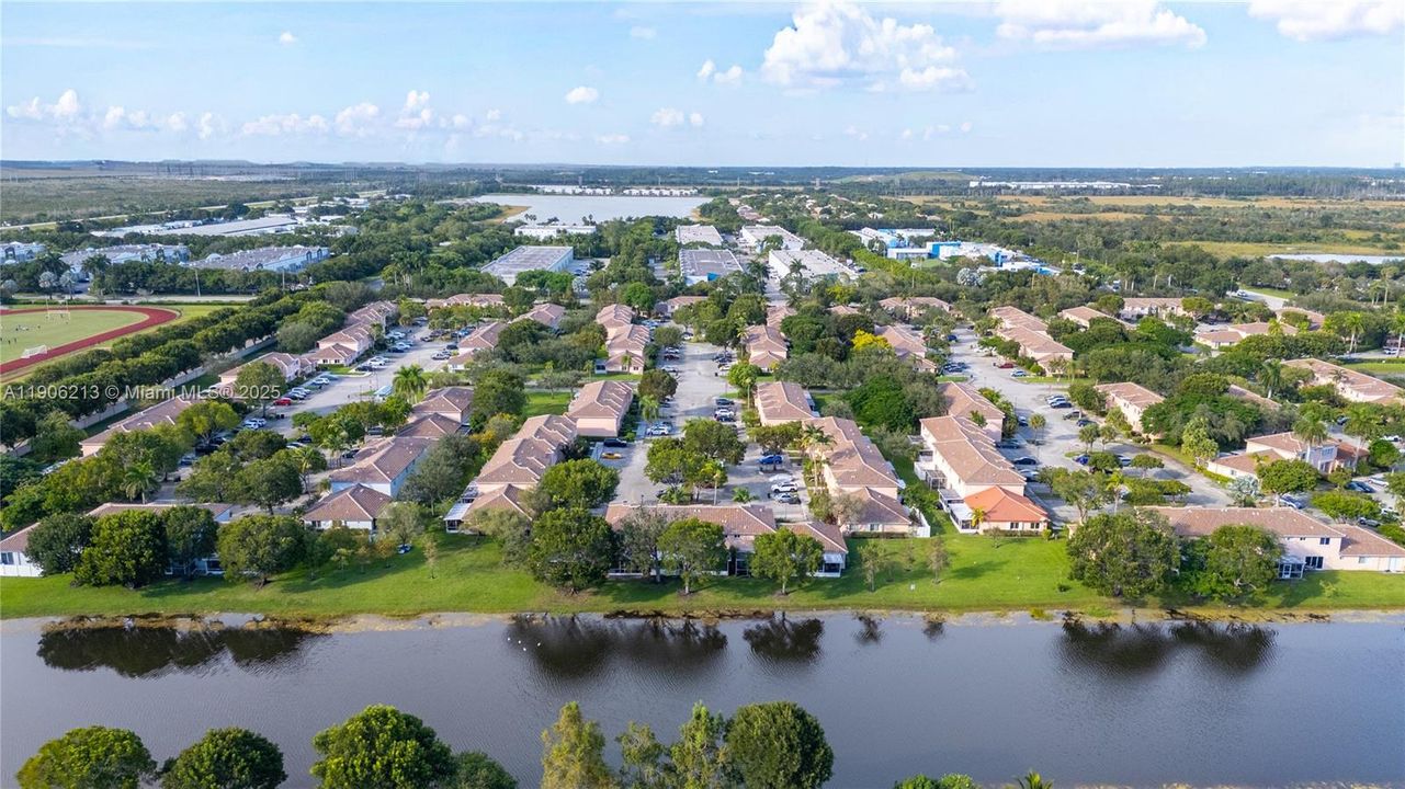 For Sale: $440,000 (2 beds, 2 baths, 1361 Square Feet)