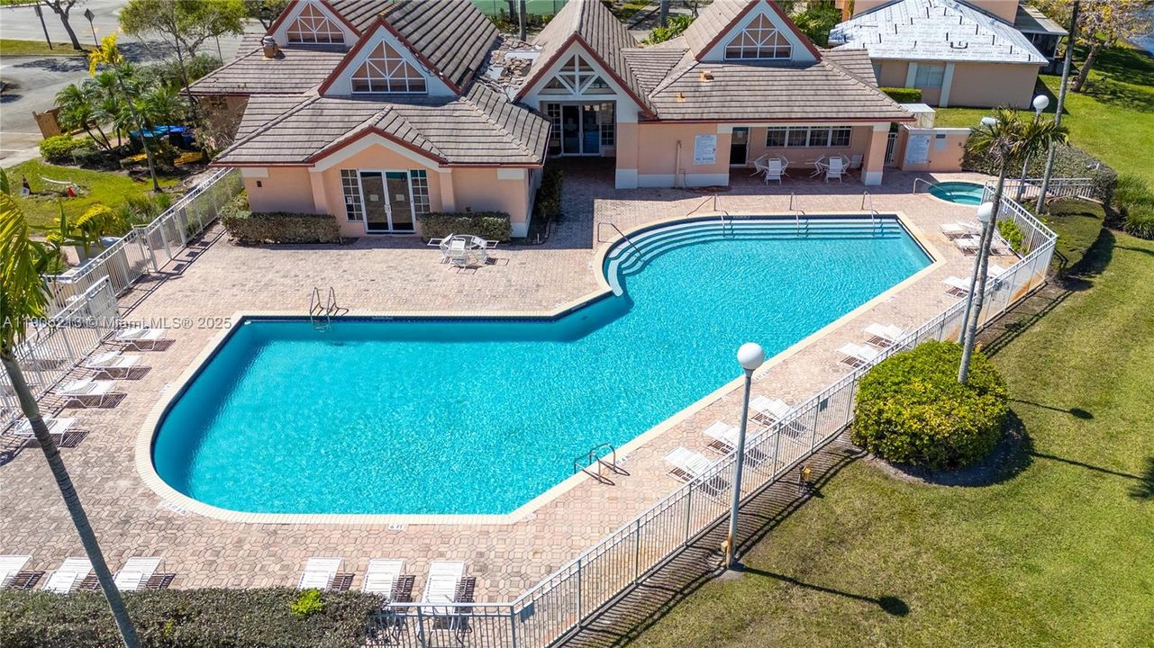 For Sale: $440,000 (2 beds, 2 baths, 1361 Square Feet)