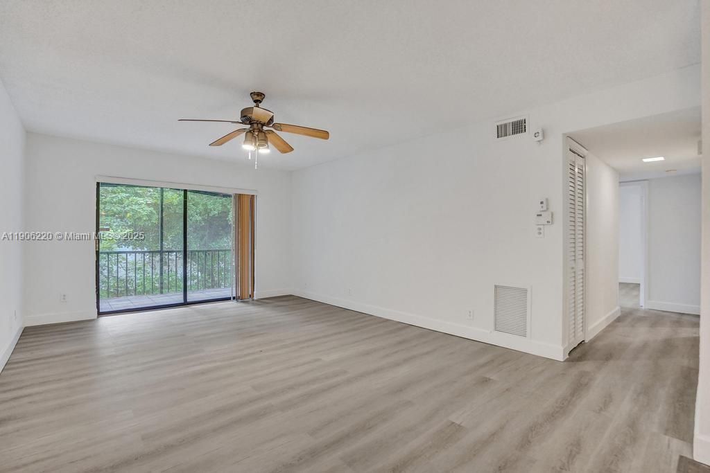 合同活跃: $1,850 (2 贝兹, 2 浴室, 1050 平方英尺)