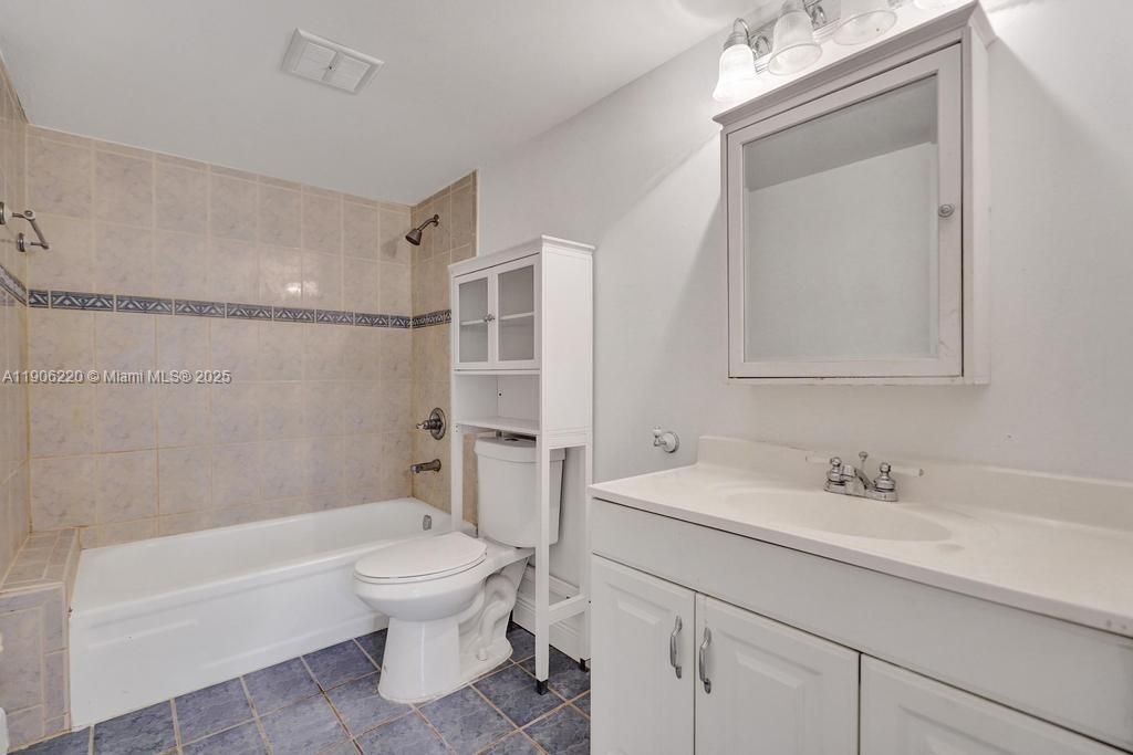 合同活跃: $1,850 (2 贝兹, 2 浴室, 1050 平方英尺)