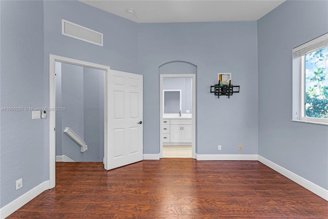 For Sale: $295,000 (2 beds, 2 baths, 1199 Square Feet)