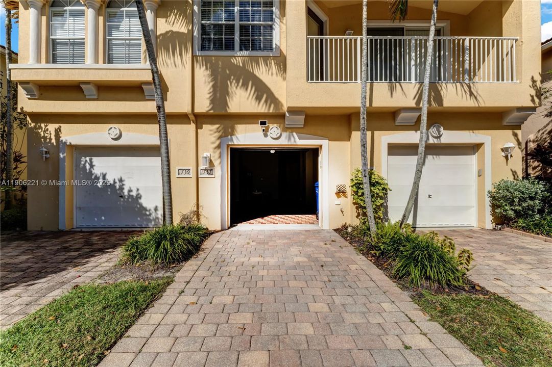 For Sale: $295,000 (2 beds, 2 baths, 1199 Square Feet)