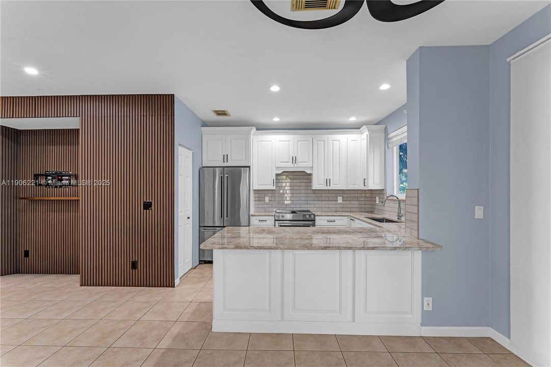 For Sale: $295,000 (2 beds, 2 baths, 1199 Square Feet)