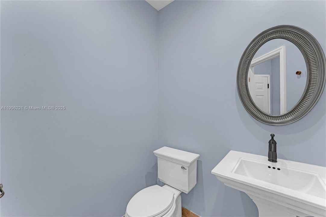 For Sale: $295,000 (2 beds, 2 baths, 1199 Square Feet)